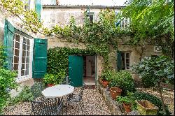 Family property in the historic center of La Rochelle