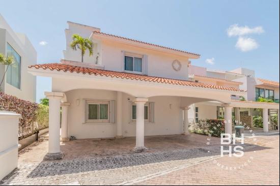 3181 - Home for sale Isla Dorada in front of the Canal in Isla M, Cancún 77500