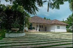 Modern Villa in Vivero, 5 bedrooms, 5 minutes to Minita's , Casa de Campo