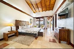 Las Lomas 7: Luxurious 7 BR Villa in a Traditional Design