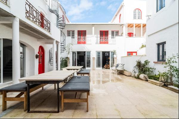 Charming, renovated 10 bedroom villa in Costa da Caparica, Setúbal.