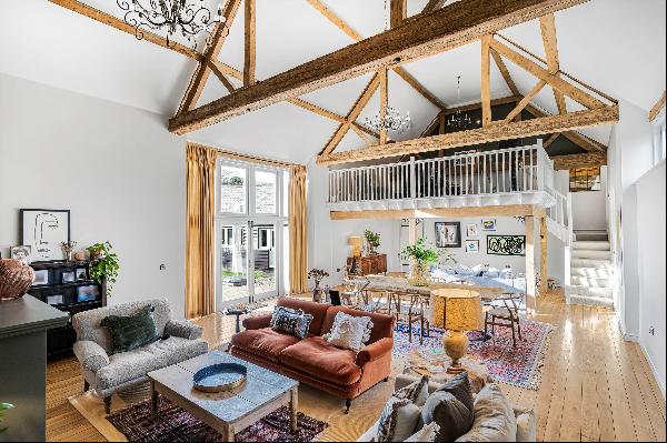 A beautifully presented barn conversion with a vaulted ceiling and mezzanine. Offering ove