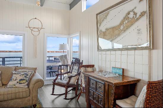 Absolutely Beachy! This is the quintessential Dune Road bay front cottage experience! Thre