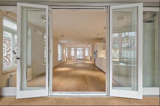 Luxurious apartment with lift and parking garage close to the Vondelpark