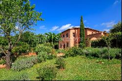 Luxurious 6 bedroom villa with pool near Siena