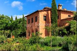 Luxurious 6 bedroom villa with pool near Siena