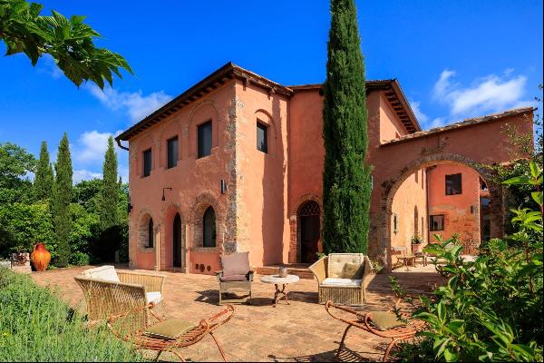 Luxurious 6 bedroom villa with pool near Siena