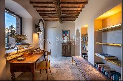 Luxurious 6 bedroom villa with pool near Siena