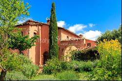 Luxurious 6 bedroom villa with pool near Siena