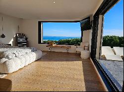 Luxury villa facing the sea