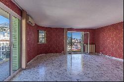 3-room apartment in the city centre of Menton, a short stroll from the seafront.