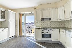 3-room apartment in the city centre of Menton, a short stroll from the seafront.