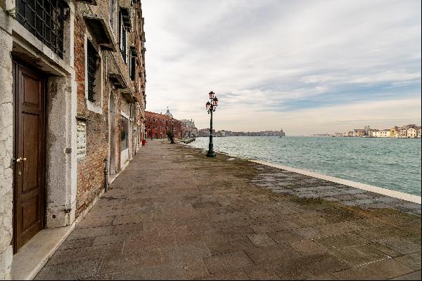 Superb 2-bedroom apartment in an exceptional panoramic position in Giudecca, Veneto.