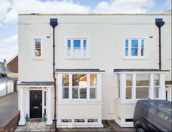 A beautifully presented 4 bed townhouse for sale in Tunbridge Wells, ideally situated for 