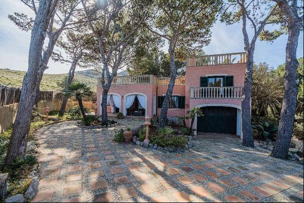 villa in a scenic paradise in Cala Carbo