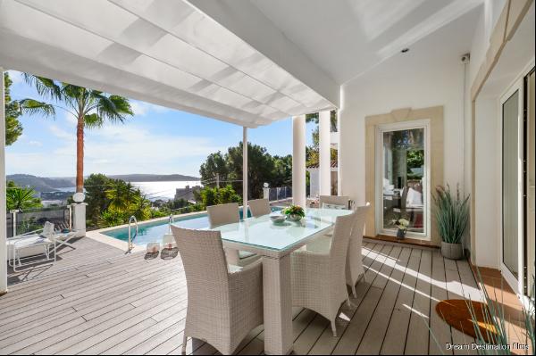 Elegant luxury villa with dream sea views