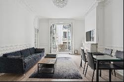 An elegant renovated apartment in a mansion in the heart of 16th arrondissement