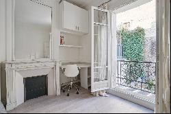 An elegant renovated apartment in a mansion in the heart of 16th arrondissement