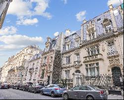 An elegant renovated apartment in a mansion in the heart of 16th arrondissement