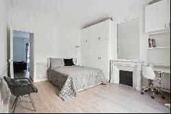 An elegant renovated apartment in a mansion in the heart of 16th arrondissement