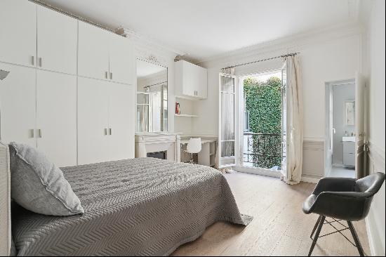 An elegant renovated apartment in a mansion in the heart of 16th arrondissement