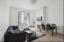 An elegant renovated apartment in a mansion in the heart of 16th arrondissement