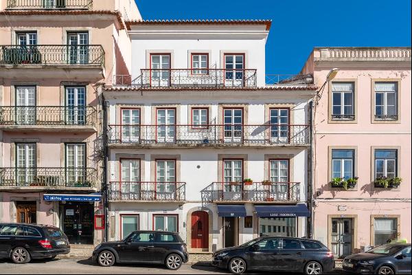 Excellent 3-bedroom duplex close to Praça das Flores in Lisbon.