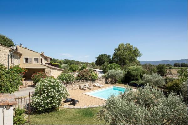 Rural house with a swimming pool for sale in Gordes.