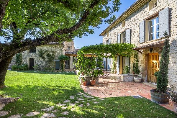 Exceptional property with swimming pool for sale near Vaison La Romaine.