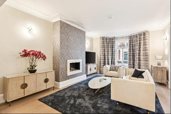 An exceptional five bedroom family apartment in this prestigious mansion block.