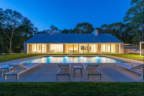 A modern masterpiece in Southampton by the world-renowned architect Sawyer Berson and just