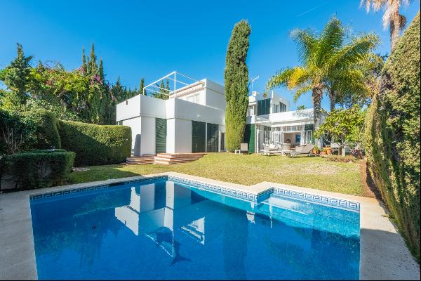 Villa for sale in Estepona, a short walk to the beach