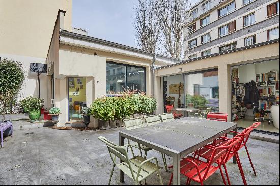 Boulogne - A family property with a landscaped courtyard