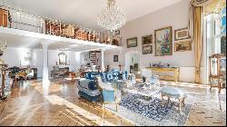 Exceptional Bourgeois style flat with garden and private pool