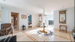 Exceptional Bourgeois style flat with garden and private pool