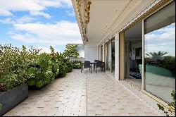 Cannes Palm Beach, top floor apartment, 4 rooms, terraces, glimpse of the sea