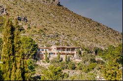 Villa with sea and mountain views with holiday rental license, Pollensa