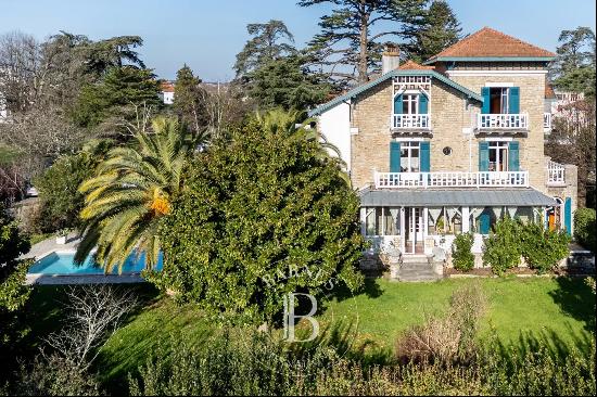 BAYONNE, CHARMING HOUSE WITH SWIMMING POOL