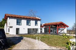 URRUGNE, CLOSE TO SAINT JEAN DE LUZ, CONTEMPORARY HOME WITH BAY VIEW