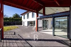 URRUGNE, CLOSE TO SAINT JEAN DE LUZ, CONTEMPORARY HOME WITH BAY VIEW