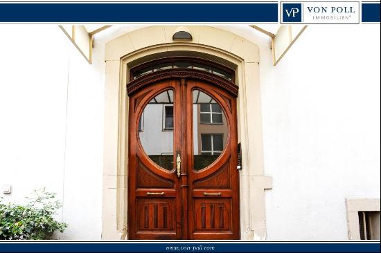 Spacious maisonette with elevator and terrace in a historic old building