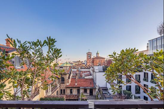 Elegant penthouse in the center of Milan