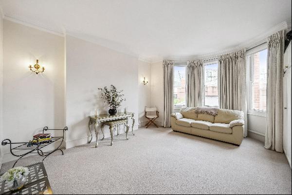 Lovely 2 bedroom, 5th floor, spacious, light and tranquil mansion block flat for sale in t