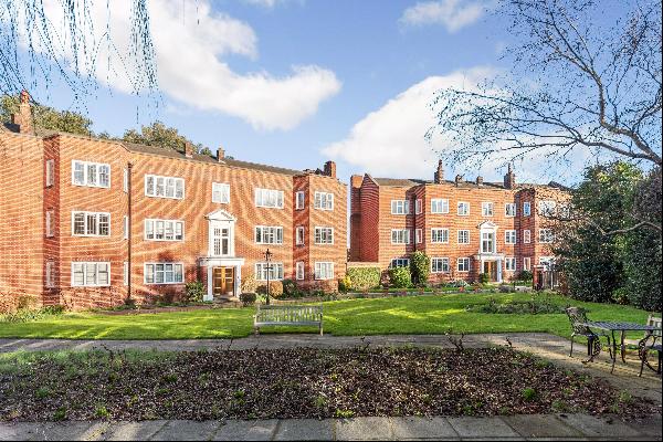 An enviably located three bedroom first floor apartment in the heart of Richmond