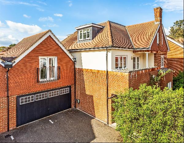 An immaculately kept, contemporary family home just over one mile from Guildford’s Upper H