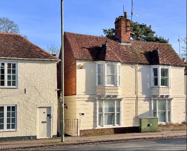 A refurbished period property within easy reach of Henley town centre.
