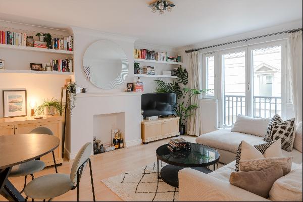 Charming one-bedroom first floor flat with lift, for sale in St. James's, SW1Y.