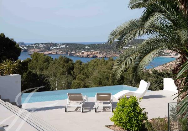 Villa with sea views in Cala Moli