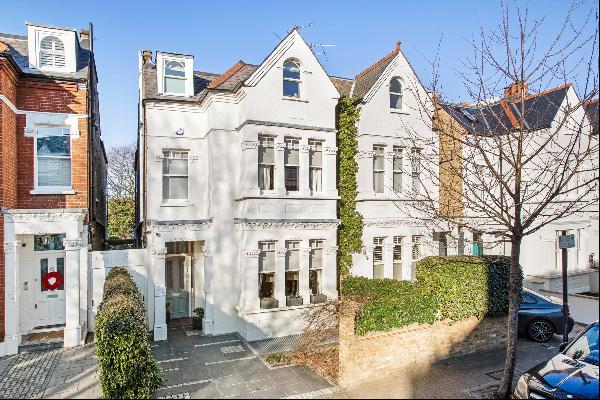 7 bedroom Victorian semi-detached house with a 86 foot garden and off street parking locat