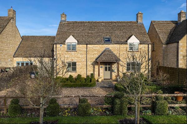 Beautifully presented Cotswold stone link-detached house in this sought after village.